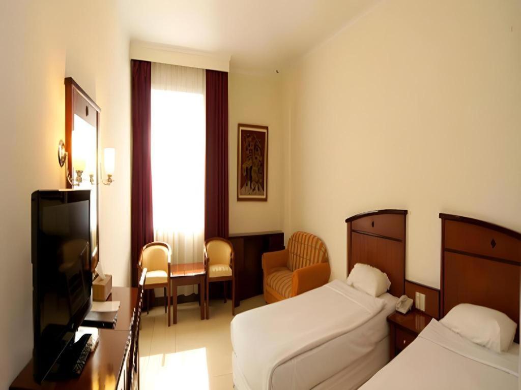 Karlita Hotel Tegal Exterior foto