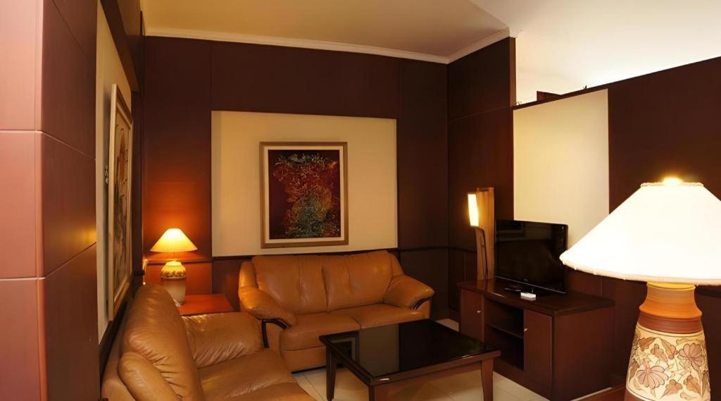 Karlita Hotel Tegal Exterior foto