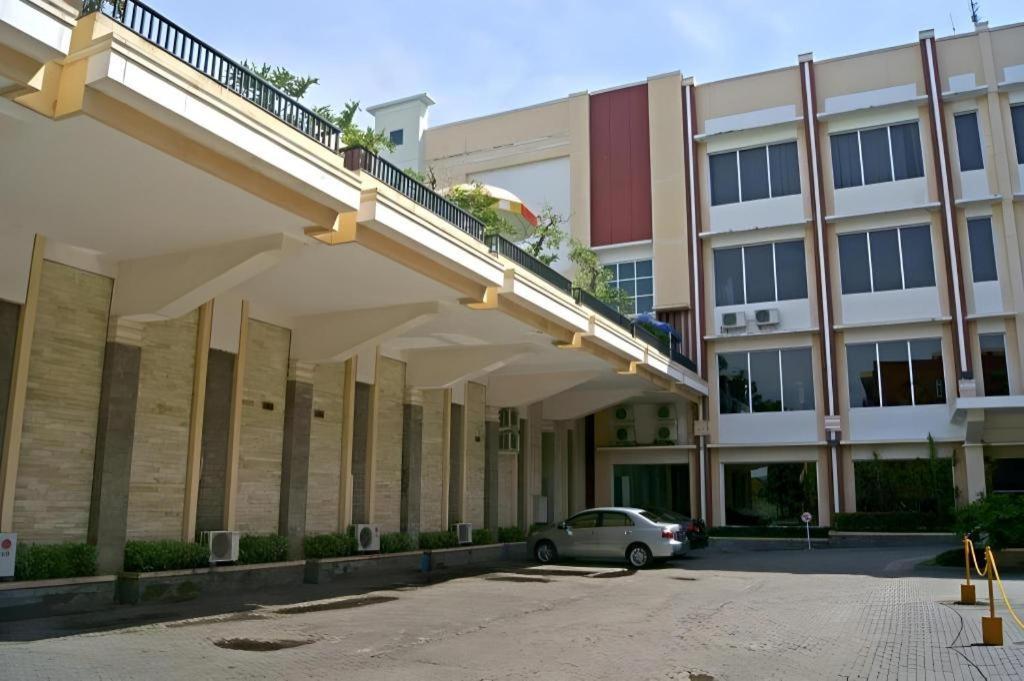 Karlita Hotel Tegal Exterior foto