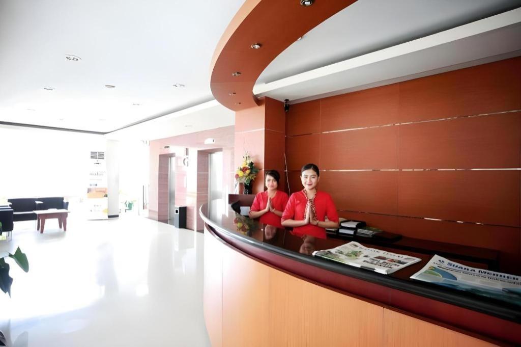 Karlita Hotel Tegal Exterior foto